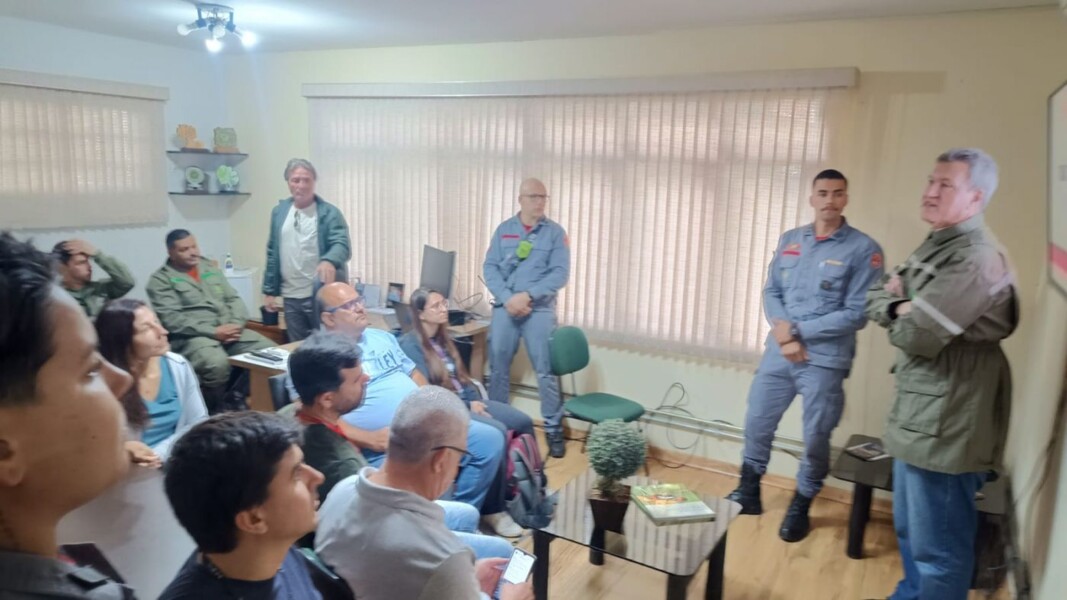 Bombeiros fazem treinamento na Mata de Santa Genebra